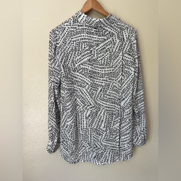 CABI Split Back Button Up Top - Picture 4 of 6